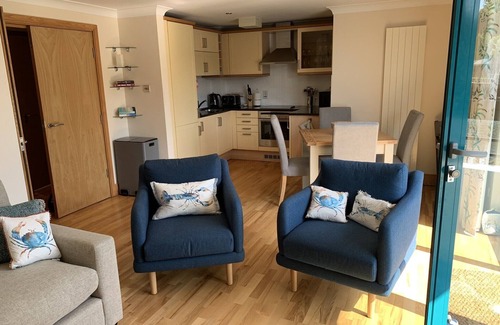 Kingsbridge Apartment | Crabshell Quay Kingsbridge Apartment with a balcony right on the river