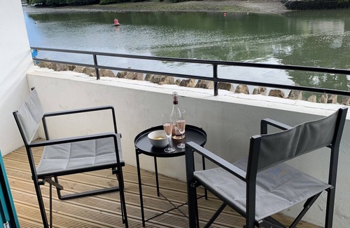 Kingsbridge Apartment | Crabshell Quay Kingsbridge Apartment with a balcony right on the river