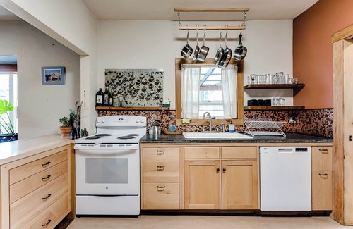 Central Oregon House | "Craftsman Oasis" offers a central location 5 minutes to river park bike path.