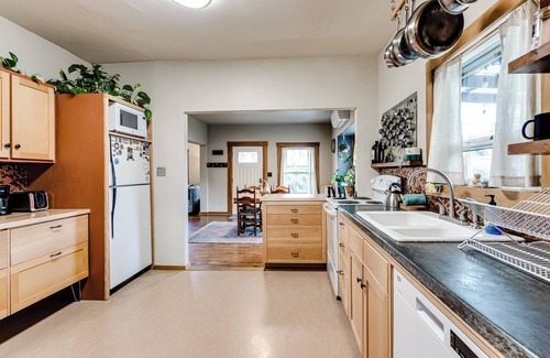 Central Oregon House | "Craftsman Oasis" offers a central location 5 minutes to river park bike path.