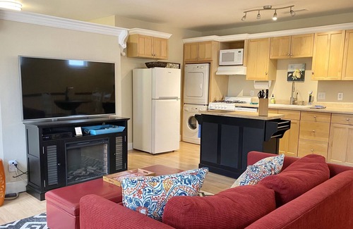 Chico House | Craftsman style back cottage (England St.)