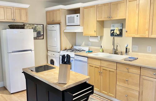 Chico House | Craftsman style back cottage (England St.)