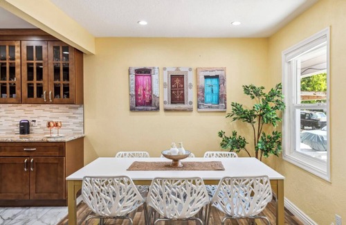 Concord House | Crawford Poolhouse Near Many Conveniences