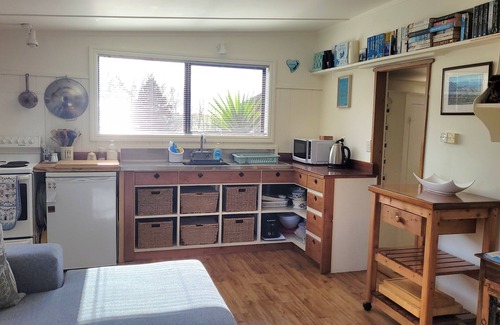 Whangarei Heads Cabin | Craypot Cabin: a slice of paradise on a lifestyle block nestled below Mt. Manaia