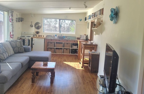 Whangarei Heads Cabin | Craypot Cabin: a slice of paradise on a lifestyle block nestled below Mt. Manaia