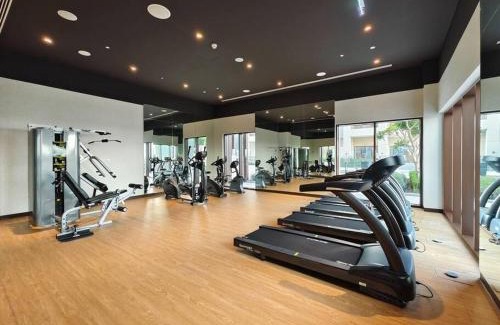 Dubai Apartment | Creek Beachfront Heaven: 1BR Luxe Harbor Flat