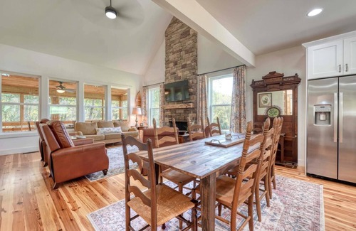 Hayesville Cabin | Creek Front and Gorgeous Mountain View’s, Fishing, Tubing, WiFi
