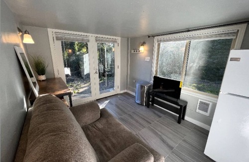 Greenwood Apartment | Creek-Front Crown Hill Craftsman MIL with Hot Tub - Unit B