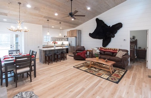 Franklin Cabin | Creek front, Hot Tub, Starlink Wi-Fi, Firepit