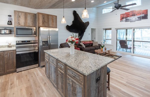 Franklin Cabin | Creek front, Hot Tub, Starlink Wi-Fi, Firepit