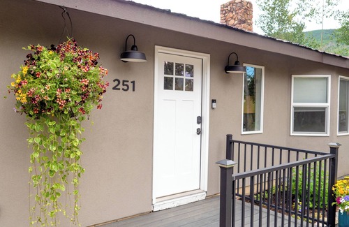 Crested Butte House | Creek Side Getaway