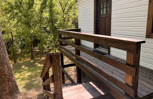 Borderland House | Creek View Retreat 3 Bedroom- 2 Full Bathroom. Cozy home