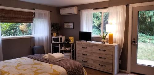 Thurston House | Creekside Bed and Breakfast Guest Room