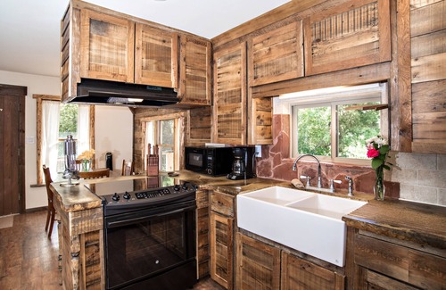 New Castle Cabin | Creekside cabin near Glenwood with outdoor kitchen