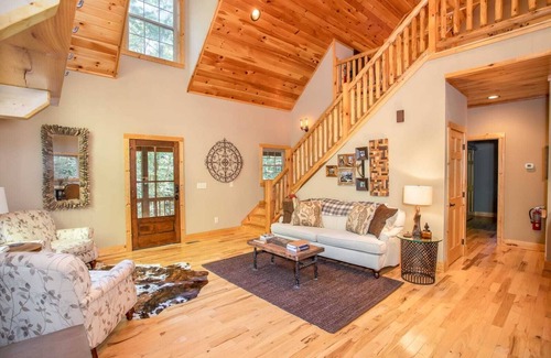 Banner Elk Cottage | Creekside Cabin On Wooded Property