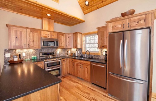 Banner Elk Cottage | Creekside Cabin On Wooded Property
