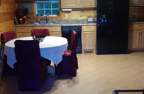 Westpoint Cabin | Creekside Cabin Retreat Privately Located full home on the Creek with Jacuzzi