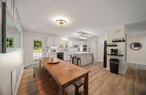 Sunset Road House | Creekside cottage~hot tub~park