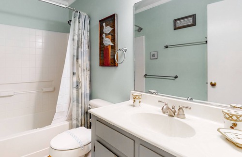 Edisto Island House | Creekside Home w/ Screened Porch, Deck, WiFi - 1 Block to Beach, Near Dining!