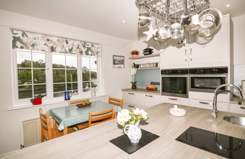 Fowey Cottage | CREEKSIDE HOUSE, pet friendly, with a garden in Fowey