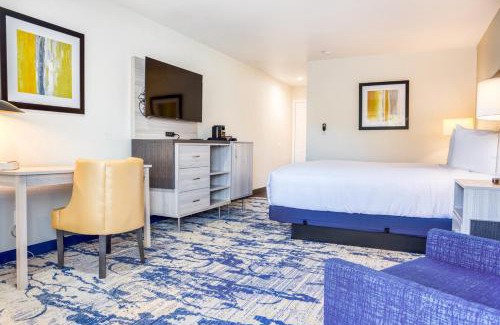 Cambria Hotel | Creekside Inn Downtown