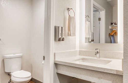 Cambria Hotel | Creekside Inn