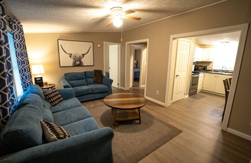 Red Jacket House | Creekside Lodge: 10 Sec Ride to Trail, Sleeps 10!