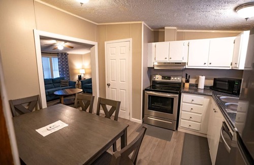 Red Jacket House | Creekside Lodge: 10 Sec Ride to Trail, Sleeps 10!