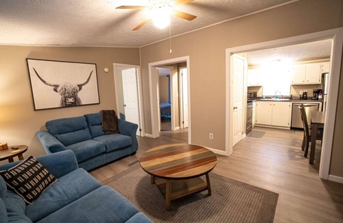 Red Jacket House | Creekside Lodge: 10 Sec Ride to Trail, Sleeps 10!