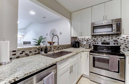 Wilmington House | Creekside Modern Retreat