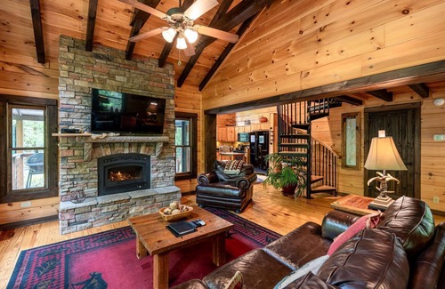 Topton Cabin | Creekside-Pet Friendly Luxury Log Cabin on Creek, Fireplace, Hot Tub, Zipline, Rafting, Horseback Riding-Nantahala NC