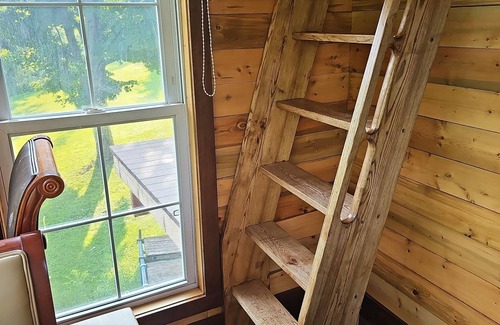 Niagara Falls Cabin | Creekside Retreat Treehouse In Cooksmills, 15 minutes from Niagara Falls
