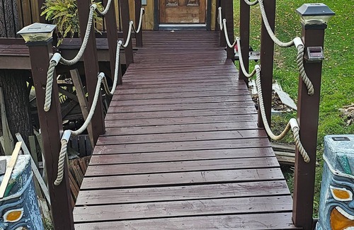 Niagara Falls Cabin | Creekside Retreat Treehouse In Cooksmills, 15 minutes from Niagara Falls