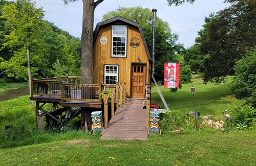 Niagara Falls Cabin | Creekside Retreat Treehouse In Cooksmills, 15 minutes from Niagara Falls
