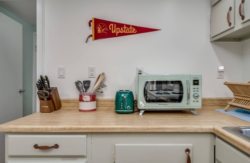 Glenfield House | Creekside vintage retreat with HOT TUB!