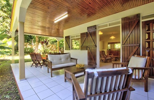 Pointe-Noire Villa | Creole house, riverside, close to the sea, 3 bedrooms, 2 bathrooms, 2 toilets, fenced garden