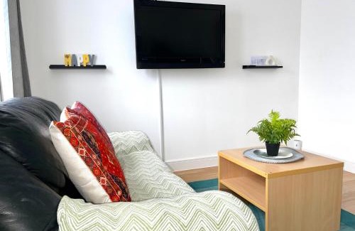 Chadwell Apartment | Crescent Apartment - Modern 1 Bedroom First Floor