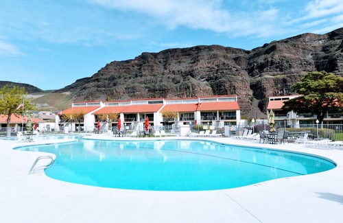 Quincy Condo | Crescent Bar Condo near The Gorge, Boating & Golf. Sleeps 8. AMAZING Pool.