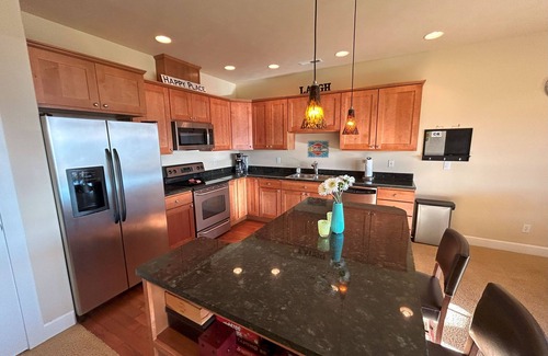 Quincy House | Crescent Bar Condo near Pool/Hot Tub. Golf Course/Columbia River view.
