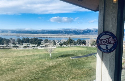 Quincy House | Crescent Bar Condo near Pool/Hot Tub. Golf Course/Columbia River view.