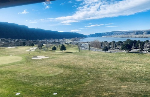 Quincy House | Crescent Bar Condo near Pool/Hot Tub. Golf Course/Columbia River view.