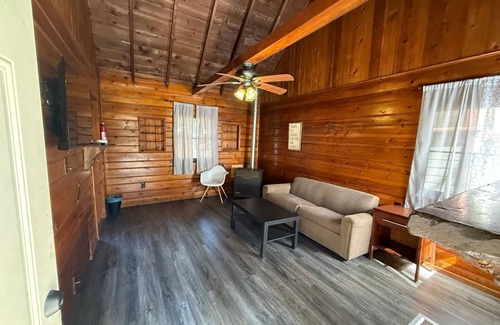 Crestline Cabin | Crest Lodge Historic Mountain Inn - Blue Jay