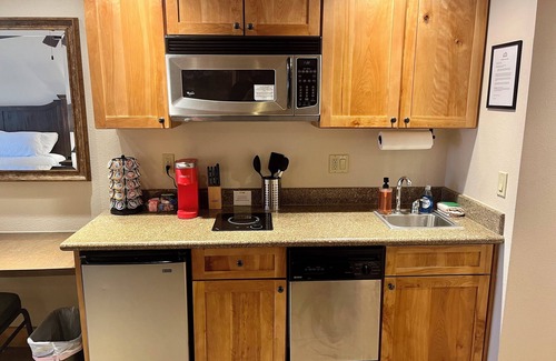 Crested Butte Condo | Crested Butte Condo with King Bed, Outdoor Pool and Hot Tub