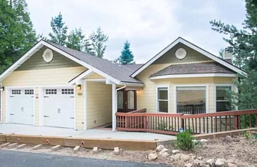 Crestline House | Crestline Dream View Getaway w/enough beds for 20+ people