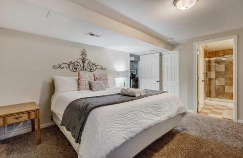 Central Colorado Springs House | Crestpoint Court Family Multi-Level Near UCCS & BBQ