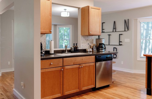 Harbert Cottage | Crestview Cottage - Hot Tub - 3 Bedroom 2 Bath - 3 Minutes to Beach