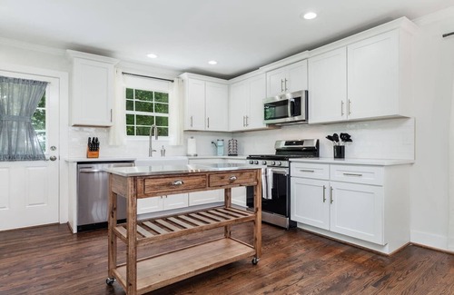 Crestline Heights House | Crestwood Contemporary - Minutes to Downtown!