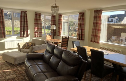 Fort Augustus Apartment | Crianlarich Pet friendly traditional cottage