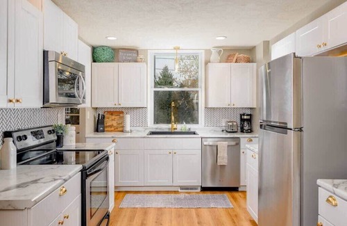 Appleton House | Crisp AND Clean 4 bedroom 2 bath sleeps 9