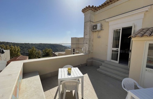 Avola House | CRISPI HOUSE-CLEAR ROOM